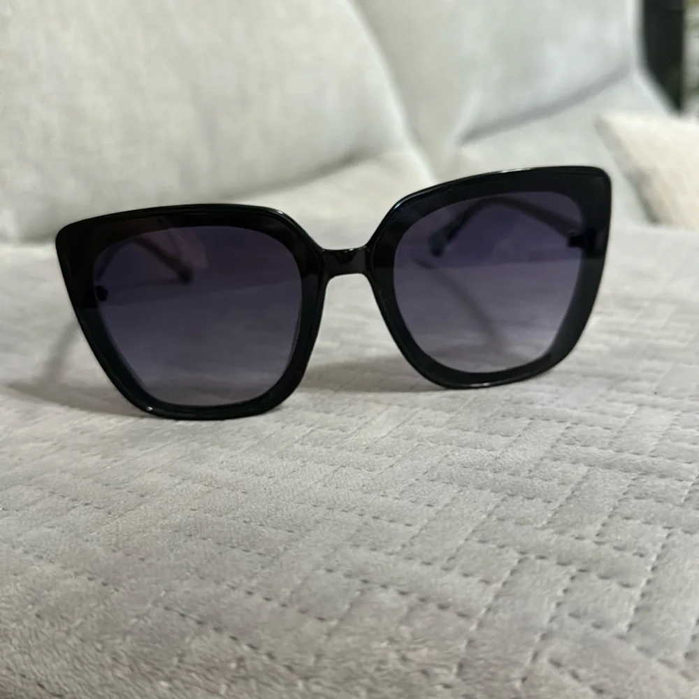 Vince Camuto VC964 Black Sunglasses Women - Picture 1 of 5